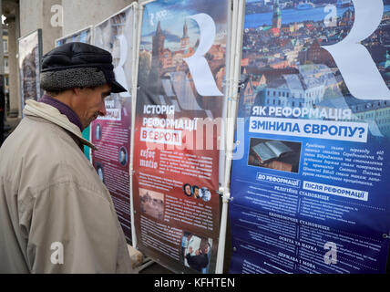 Kryvyi Rih, Ukraine. Oktober 2017. Mann liest Plakate über die Reformation in Europa auf der Veranstaltung zum 500. Jahrestag der Reformation Credit: Dmytro Aliokhin/Alamy Live News Stockfoto