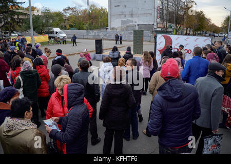 Kryvyi Rih, Ukraine. Oktober 2017. Während der Veranstaltung zum 500. Jahrestag der Reformation, Dmytro Aliokhin/Alamy Live News, drängen sich die Leute auf der Straße um die Bühne und das Poster Stockfoto