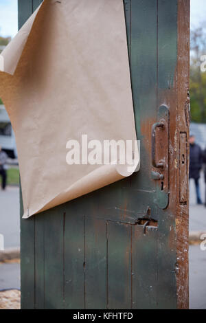 Kryvyi Rih, Ukraine. Oktober 2017. Braunes Papierblatt an der alten grünen Tür während der Veranstaltung zum 500. Jahrestag der Reformation Credit: Dmytro Aliokhin/Alamy Live News Stockfoto