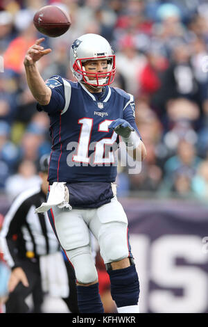 Foxborough, Massachusetts, USA. 29 Okt, 2017. Oktober 29, 2017: New England Patriots Quarterback Tom Brady (12) Macht einen Durchgang versuchen im Spiel zwischen den Los Angeles Ladegeräte und Neu-England Patrioten, Gillette Stadium, Foxborough, Peter Joneleit Stockfoto