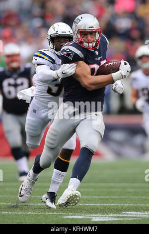 Foxborough, Massachusetts, USA. 29 Okt, 2017. Oktober 29, 2017: New England Patriots festes Ende Rob Gronkowski (87) läuft mit dem Ball für eine große zuerst hinunter nach dem Fang spät im Spiel im Spiel zwischen den Los Angeles Ladegeräte und Neu-England Patrioten, Gillette Stadium, Foxborough, Peter Joneleit Stockfoto