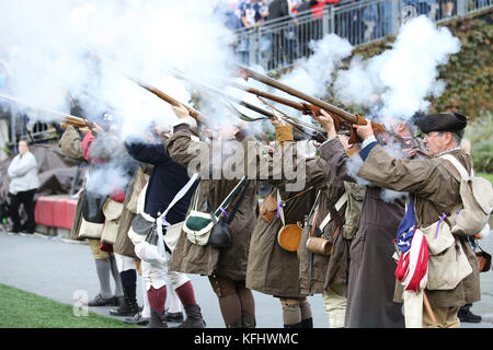 Foxborough, Massachusetts, USA. 29 Okt, 2017. Oktober 29, 2017: Revolutionäre Krieg Re-enactors Feuer ihre Waffen nach dem Patrioten score einen Touchdown im Spiel zwischen den Los Angeles Ladegeräte und Neu-England Patrioten, Gillette Stadium, Foxborough, Peter Joneleit Stockfoto