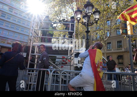 Barcelona, Spanien. 29 Okt, 2017. Ein pro Einheit Demonstrant trägt eine spanische Flagge Ausrufe während einer großen Besetzung auf Katalanisch TV-Kanal 3 Credit: Joe O'Brien/alamy leben Nachrichten Stockfoto