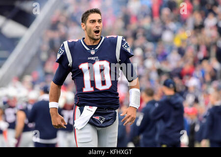 Foxborough, Massachusetts, USA. 29 Okt, 2017. New England Patriots quarterback Jimmy Garoppolo (10) erhält für die das NFL Spiel zwischen den New England Patriots und die Los Angeles Ladegeräte gehalten am Gillette Stadium, in Foxborough, Massachusetts bereit. Die patrioten Niederlage die Ladegeräte 21-18. Eric Canha/CSM/Alamy leben Nachrichten Stockfoto