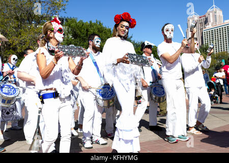 San Antonio, Texas, USA. 29 Okt, 2017. Kostümierte Musiker an einem San Antonio Texas Tag der Toten, Dia de los Muertos, Feier. Der Tag der Toten ist eine traditionelle mexikanische Feiertag gefeiert mit Altären und Angebote in Mexiko und anderswo zu Familie, Freunde, Ehre, und andere, die gestorben sind. Quelle: Michael Silber/Alamy leben Nachrichten Stockfoto