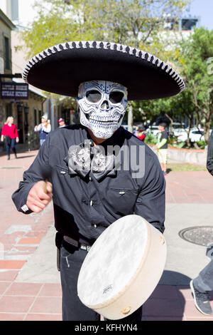 San Antonio, Texas, USA. 29 Okt, 2017. Eine kostümierte Schlagzeuger führt an einem San Antonio Texas Tag der Toten, Dia de los Muertos, Feier. Der Tag der Toten ist eine traditionelle mexikanische Feiertag gefeiert mit Altären und Angebote in Mexiko und anderswo zu Familie, Freunde, Ehre, und andere, die gestorben sind. Quelle: Michael Silber/Alamy leben Nachrichten Stockfoto