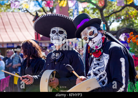 San Antonio, Texas, USA. 29 Okt, 2017. Kostümierte Trommler führen Sie an einem San Antonio Texas Tag der Toten, Dia de los Muertos, Feier. Der Tag der Toten ist eine traditionelle mexikanische Feiertag gefeiert mit Altären und Angebote in Mexiko und anderswo zu Familie, Freunde, Ehre, und andere, die gestorben sind. Quelle: Michael Silber/Alamy leben Nachrichten Stockfoto