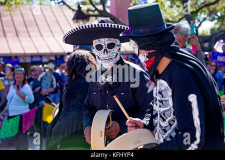 San Antonio, Texas, USA. 29 Okt, 2017. Kostümierte Trommler führen Sie an einem San Antonio Texas Tag der Toten, Dia de los Muertos, Feier. Der Tag der Toten ist eine traditionelle mexikanische Feiertag gefeiert mit Altären und Angebote in Mexiko und anderswo zu Familie, Freunde, Ehre, und andere, die gestorben sind. Quelle: Michael Silber/Alamy leben Nachrichten Stockfoto