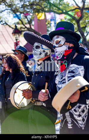 San Antonio, Texas, USA. 29 Okt, 2017. Kostümierte Trommler führen Sie an einem San Antonio Texas Tag der Toten, Dia de los Muertos, Feier. Der Tag der Toten ist eine traditionelle mexikanische Feiertag gefeiert mit Altären und Angebote in Mexiko und anderswo zu Familie, Freunde, Ehre, und andere, die gestorben sind. Quelle: Michael Silber/Alamy leben Nachrichten Stockfoto