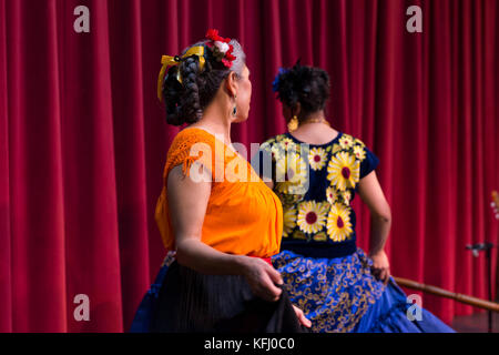 Seattle, Usa. Oktober 2017. Seattle, Washington: Los Flacos treten während des Día de Muertos Festivals im Seattle Center Armory auf. Die Feier dient der Erinnerung an verstorbene Freunde und Familienmitglieder und hilft, ihren spirituellen Weg zu unterstützen. Quelle: Paul Christian Gordon/Alamy Live News Stockfoto