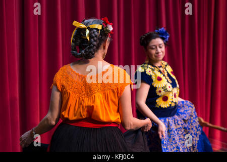 Seattle, Usa. Oktober 2017. Seattle, Washington: Los Flacos treten während des Día de Muertos Festivals im Seattle Center Armory auf. Die Feier dient der Erinnerung an verstorbene Freunde und Familienmitglieder und hilft, ihren spirituellen Weg zu unterstützen. Quelle: Paul Christian Gordon/Alamy Live News Stockfoto