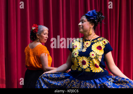 Seattle, Usa. Oktober 2017. Seattle, Washington: Los Flacos treten während des Día de Muertos Festivals im Seattle Center Armory auf. Die Feier dient der Erinnerung an verstorbene Freunde und Familienmitglieder und hilft, ihren spirituellen Weg zu unterstützen. Quelle: Paul Christian Gordon/Alamy Live News Stockfoto