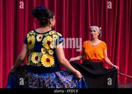 Seattle, Usa. Oktober 2017. Seattle, Washington: Los Flacos treten während des Día de Muertos Festivals im Seattle Center Armory auf. Die Feier dient der Erinnerung an verstorbene Freunde und Familienmitglieder und hilft, ihren spirituellen Weg zu unterstützen. Quelle: Paul Christian Gordon/Alamy Live News Stockfoto