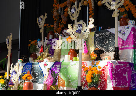 Seattle, Usa. Oktober 2017. Seattle, Washington: Opfergaben an einem Altar im Seattle Center Armory während des Día de Muertos Festivals. Die Feier dient der Erinnerung an verstorbene Freunde und Familienmitglieder und hilft, ihren spirituellen Weg zu unterstützen. Quelle: Paul Christian Gordon/Alamy Live News Stockfoto