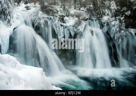 Einen schönen Winter Wasserfall auf dem Fluss Una in der Nähe von Martin Brod - Bosnien und Herzegowina Stockfoto