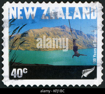 Neuseeland - ca. 2001: einen Stempel in die Neuseeland gedruckt zeigt Bungee Jumper, Queenstown, Government Tourist Office, 100, ca. 2001 Stockfoto