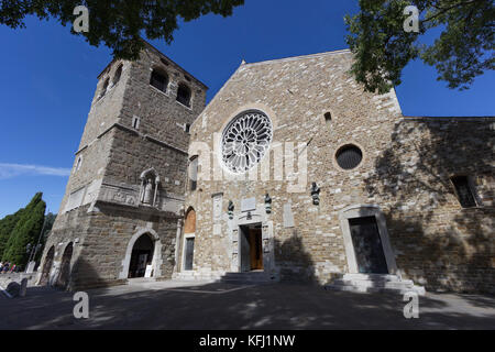 Außenansicht des Heiligen justus von Triest der Kathedrale und dem Glockenturm (Kathedrale San Giusto martire), Italien Stockfoto