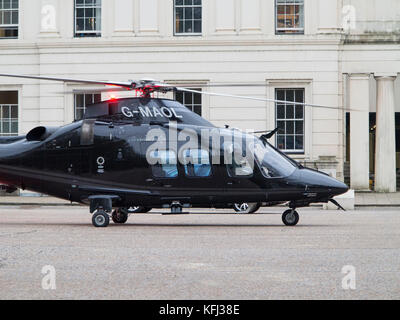 Ein Hubschrauber außerhalb Wellington Barracks Stockfoto