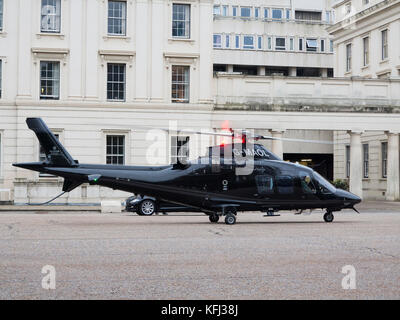 Ein Hubschrauber außerhalb Wellington Barracks Stockfoto