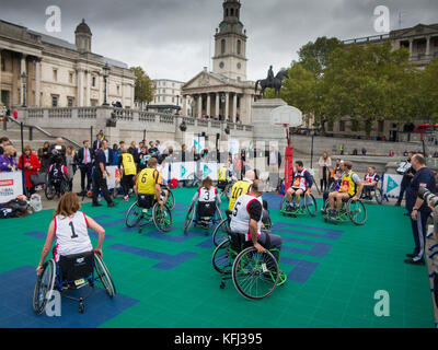 British MP's & Britischer Rollstuhl Basketball Spieler spielen Rollstuhlbasketball auf dem Trafalgar Square, der Sensibilisierung der Welt Polio Tag. Stockfoto