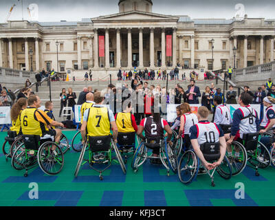 British MP's & Britischer Rollstuhl Basketball Spieler spielen Rollstuhlbasketball auf dem Trafalgar Square, der Sensibilisierung der Welt Polio Tag. Stockfoto