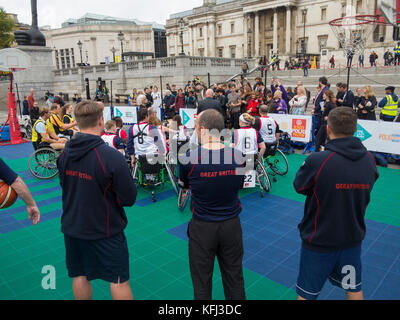 British MP's & Britischer Rollstuhl Basketball Spieler spielen Rollstuhlbasketball auf dem Trafalgar Square, der Sensibilisierung der Welt Polio Tag. Stockfoto