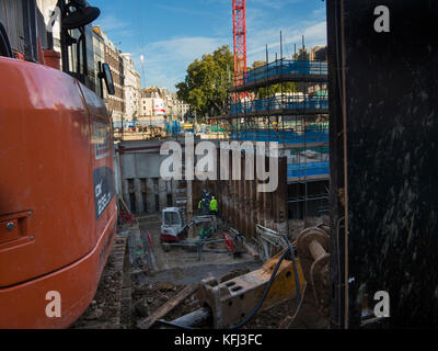 Der Grundstein für ein neues Gebäude in der Bond Street in der Nähe von Hanover Square, neben dem Crossrail II Entwicklung, London 2017 Stockfoto