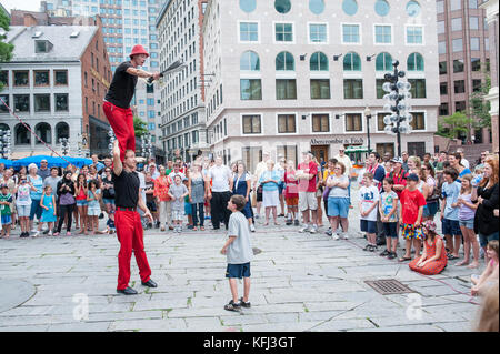 Künstler auf der Straße unterhalten Touristen außerhalb Quincy Market in Boston, Massachusetts Stockfoto