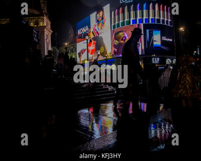 Iconic Piccadilly Circus sind wieder eingeschaltet nach 10 Monaten der Dunkelheit Stockfoto