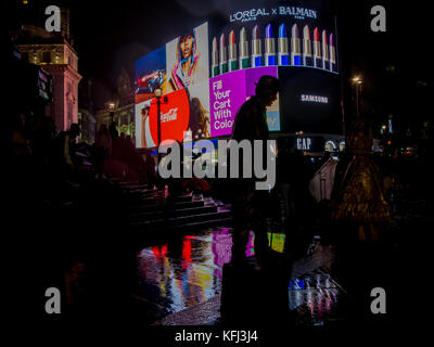 Iconic Piccadilly Circus sind wieder eingeschaltet nach 10 Monaten der Dunkelheit Stockfoto