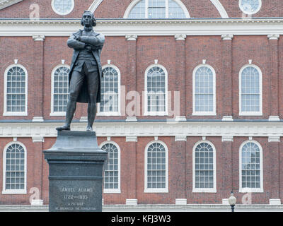 Samuel Adams Statue vor der Faneuil Hall in Boston. Faneuil Hall wurde 1743 erbaut und ist eine der meistbesuchten Touristenattraktionen in den USA. Stockfoto