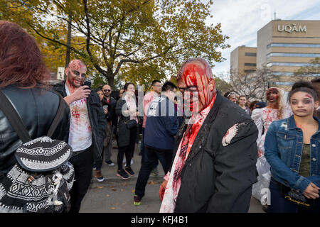 Montreal, Kanada - 28. Oktober 2017: Leute, die sich an der Zombie Walk in Montreal Downtown Stockfoto