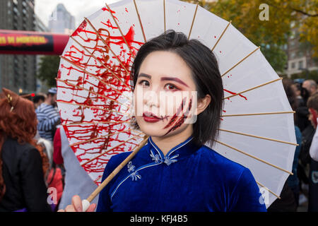 Montreal, Kanada - 28. Oktober 2017: Leute, die sich an der Zombie Walk in Montreal Downtown Stockfoto