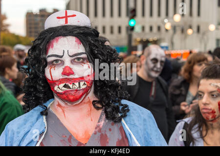 Montreal, Kanada - 28. Oktober 2017: Leute, die sich an der Zombie Walk in Montreal Downtown Stockfoto