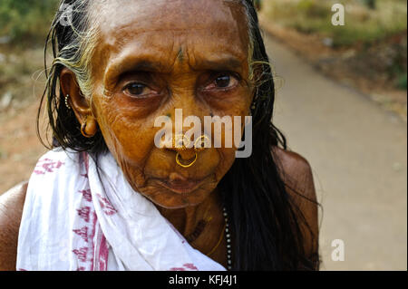 Hinduistische Frau mit kurkuma Pulver auf dem Gesicht (Indien) Stockfoto
