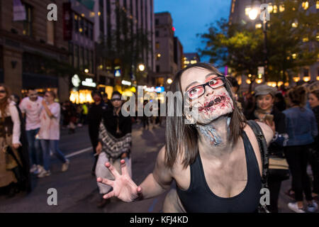 Montreal, Kanada - 28. Oktober 2017: Leute, die sich an der Zombie Walk in Montreal Downtown Stockfoto