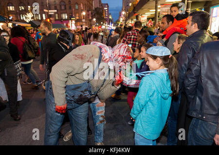 Montreal, Kanada - 28. Oktober 2017: Leute, die sich an der Zombie Walk in Montreal Downtown Stockfoto