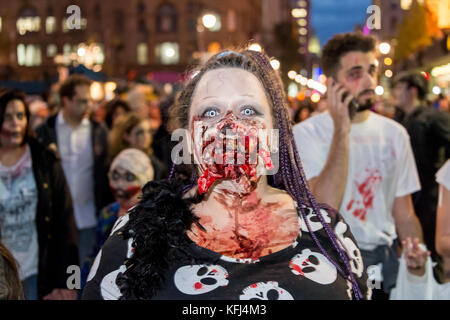 Montreal, Kanada - 28. Oktober 2017: Leute, die sich an der Zombie Walk in Montreal Downtown Stockfoto