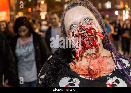 Montreal, Kanada - 28. Oktober 2017: Leute, die sich an der Zombie Walk in Montreal Downtown Stockfoto