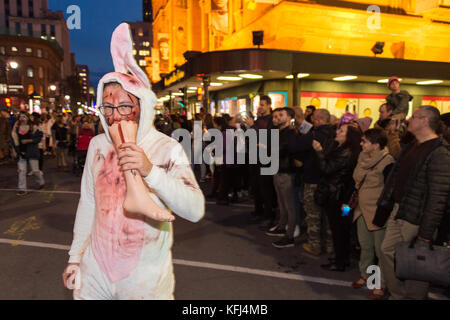 Montreal, Kanada - 28. Oktober 2017: Leute, die sich an der Zombie Walk in Montreal Downtown Stockfoto