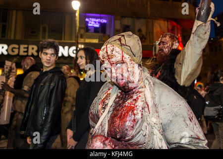 Montreal, Kanada - 28. Oktober 2017: Leute, die sich an der Zombie walk in Montreal Downtown Stockfoto