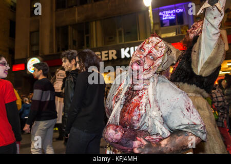 Montreal, Kanada - 28. Oktober 2017: Leute, die sich an der Zombie walk in Montreal Downtown Stockfoto