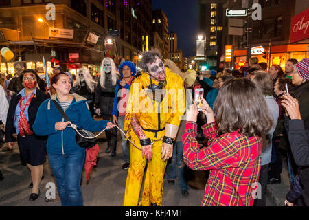 Montreal, Kanada - 28. Oktober 2017: Leute, die sich an der Zombie walk in Montreal Downtown Stockfoto