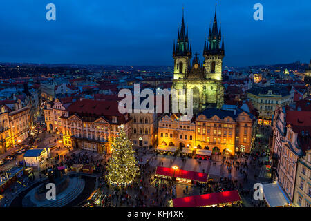PRAG, TSCHECHISCHE REPUBLIK - 10. DEZEMBER 2015: Abendlicher Blick von oben auf den traditionellen Weihnachtsmarkt am Altstädter Ring in Prag. Stockfoto