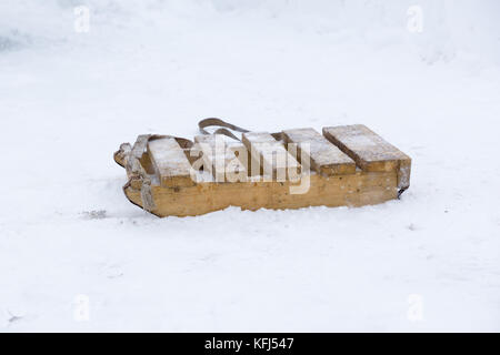 Schlitten bestehen aus Planken auf dem Schnee im winter Stockfoto