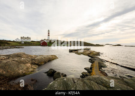 Ein kleiner Pier und der Leuchtturm in Oksoy, Kristiansand in Norwegen. Stockfoto