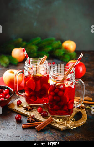 Weihnachten Glühwein mit Preiselbeeren, Äpfel, Anis, Kardamom und Zimt Stockfoto