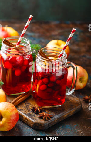 Zwei Gläser mit einem heißen Weihnachten Getränk aus Cranberries und Äpfeln mit Gewürzen, Glühwein, Punsch oder Grog. Stockfoto