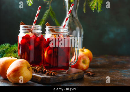 Weihnachten Glühwein mit Preiselbeeren, Äpfel, Anis, Kardamom und Zimt Stockfoto