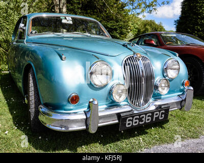 Low-Winkel, der vorderen drei Viertel Ansicht eines klassischen Jaguar Mark 2 Stockfoto